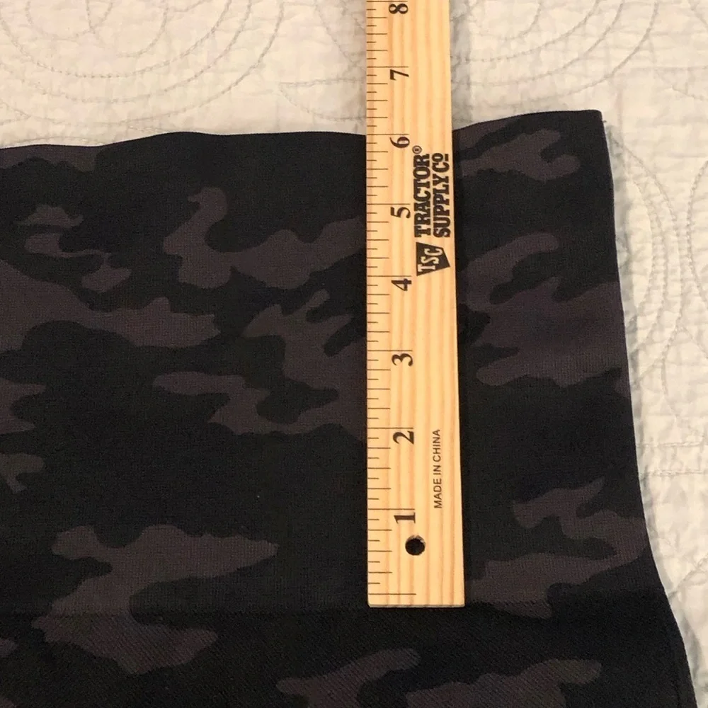 Spanx Look At Me Now black camo seamless leggings. Women’s size XL.